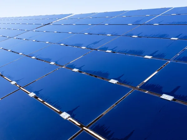 Detalhe técnico de alta precisão em placas e componentes de Instalação de Painel Solar em Uberlândia MG