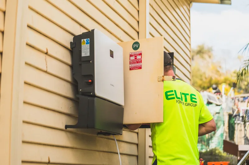 Técnico especializado executando revisão e manutenção preventiva de Instalação de Painel Solar em Uberlândia MG