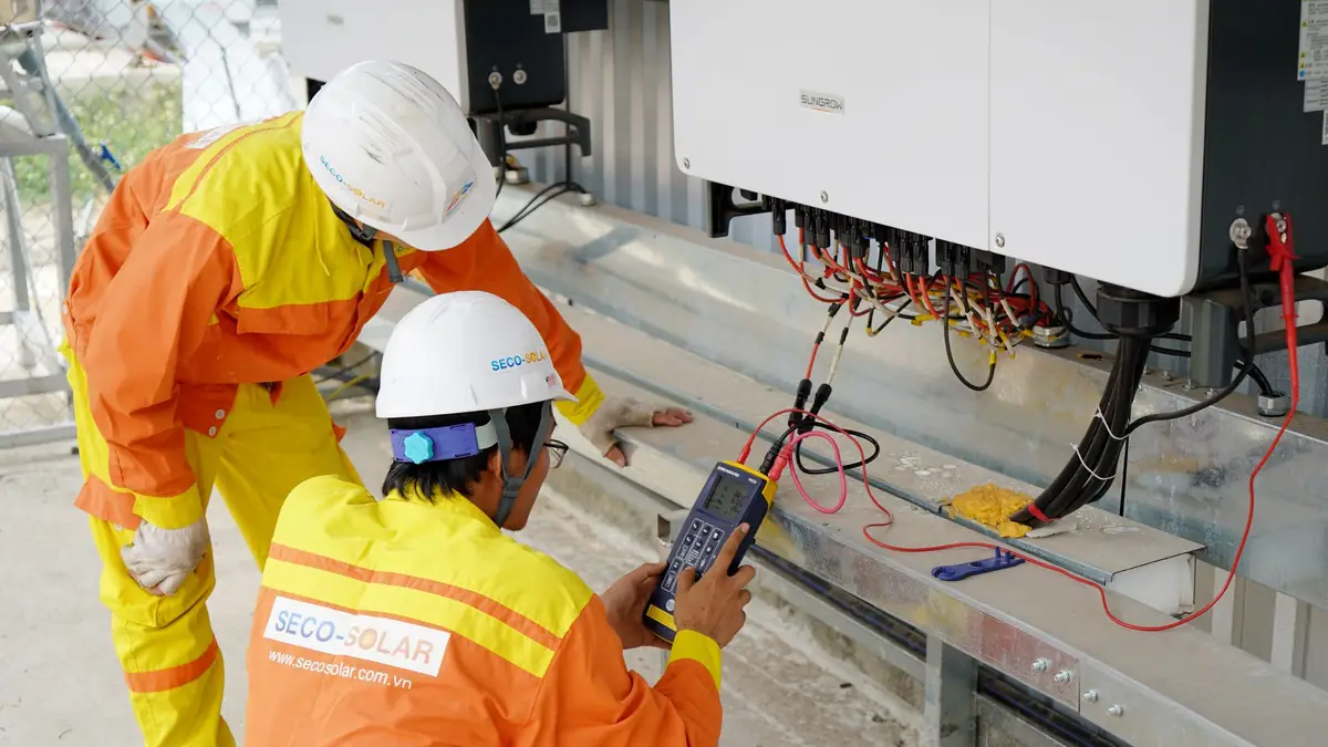 Equipe de engenheiros e técnicos da Mapa Solar Uberlândia com registro no CREA-MG